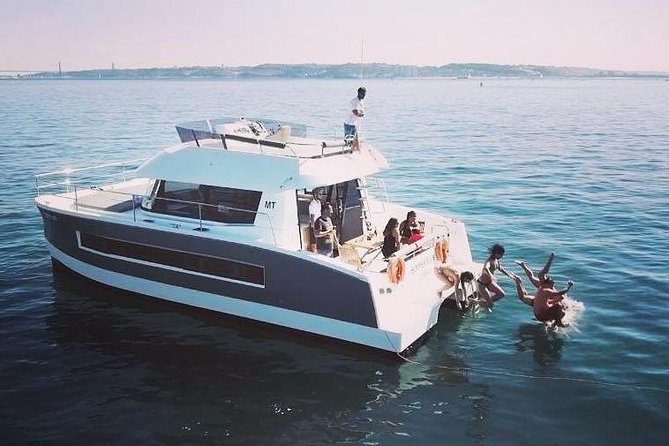 1H power catamaran up to 18 people in Lisbon - Key points to know before you go