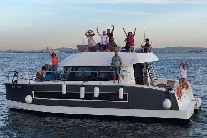 1H power catamaran up to 18 people in Lisbon - Crossing the 25th April Bridge from the river