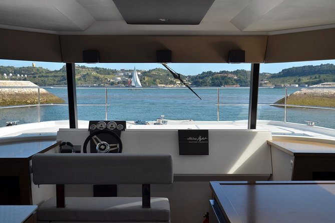 1H power catamaran up to 18 people in Lisbon - Christ statue viewpoint and getting the best angles fast
