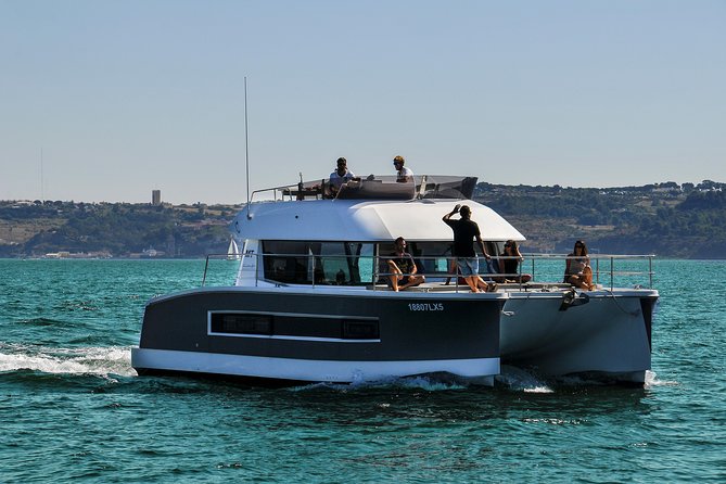 1H power catamaran up to 18 people in Lisbon - Main square from the Tagus: what you see and what you won’t
