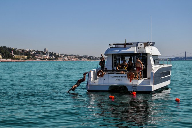 1H power catamaran up to 18 people in Lisbon - Drinks and snacks, plus the party-friendly vibe