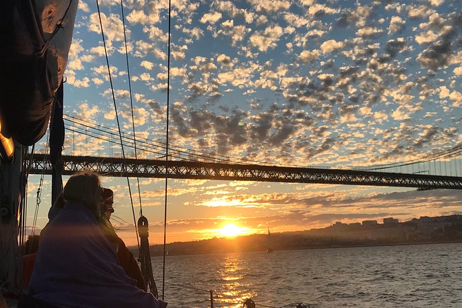 2 Hour Lisbon Sunset and Wine Sailing Tour - Getting to Alcântara and finding your boat fast