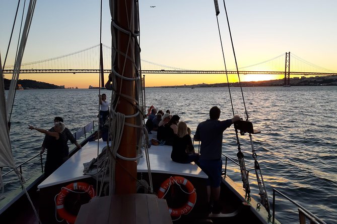 2-Hour Lisbon Traditional Boats Sunset Cruise with White Wine - Alfama’s slope life and Santa Engrácia, plus the view of Lisbon’s older spine