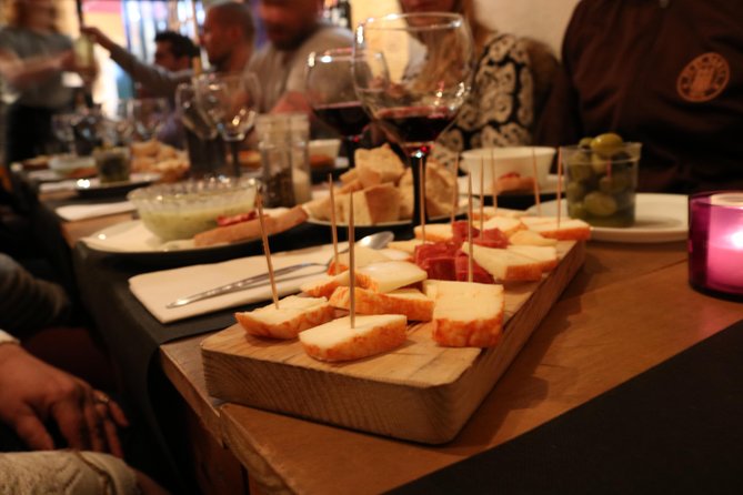 A True Taste of Lisbon: Portuguese Tapas, Wine & Surprise Drink - Key things that make this Lisbon tapas night work