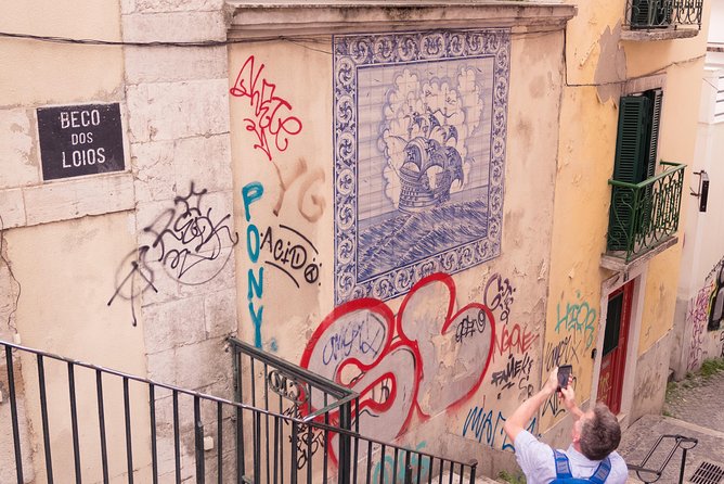 Alfama Photo Walk – Lisbon Photography Experience Led by a Local - Stop 2 in Graca and São Vicente: trams in motion, buildings that stay put