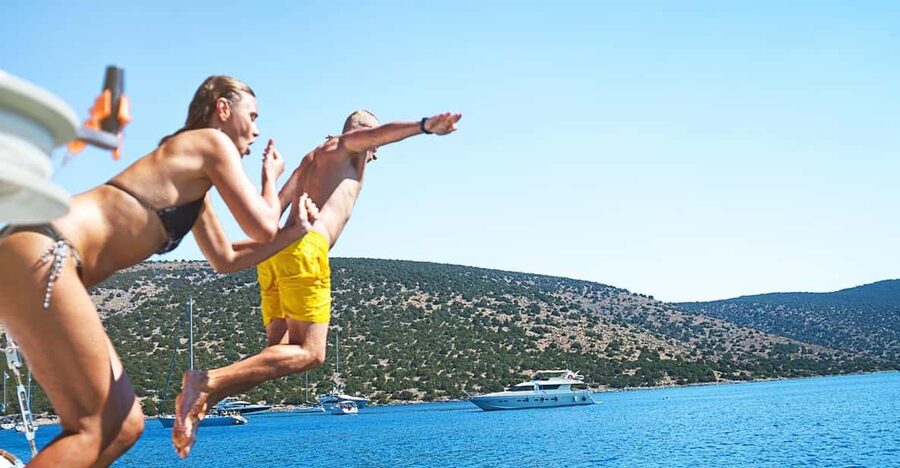 Boat Party to the Beach with Swimming Stops, DJ and Open Bar - Should you book this Tagus River boat party?