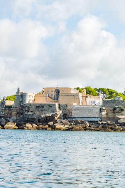 Boat tour: charming Cascais Coast to Lisbon lighthouse - Fort of Saint Anthony of Barra, then onward to São João do Estoril