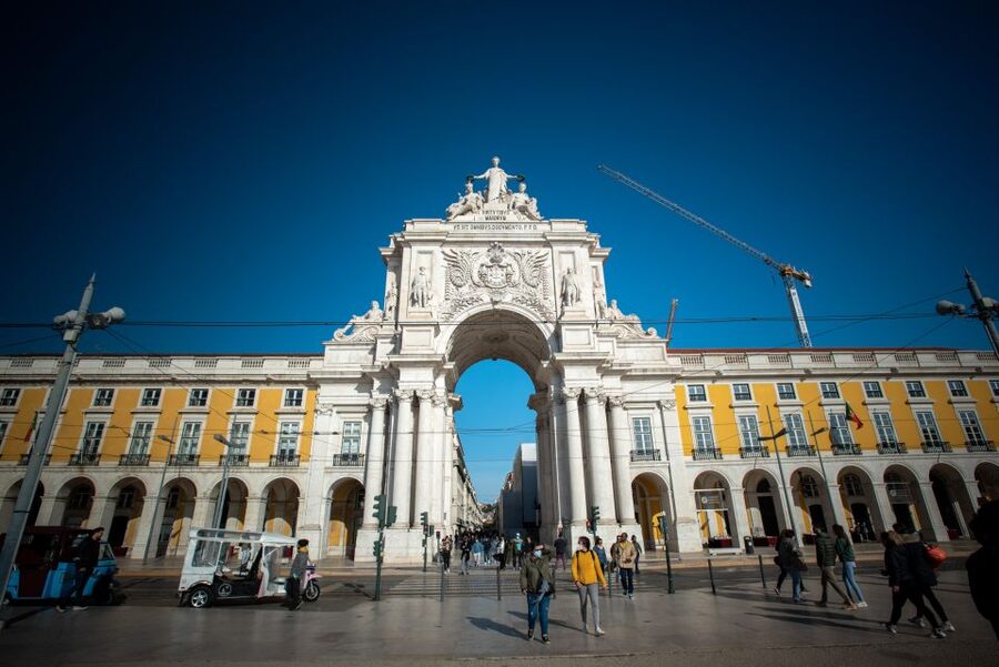 Burguês: Lisbon City Center Private Tuk Tuk Tour - Miradouro de São Pedro de Alcântara, plus Príncipe Real and Bairro Alto mood swings