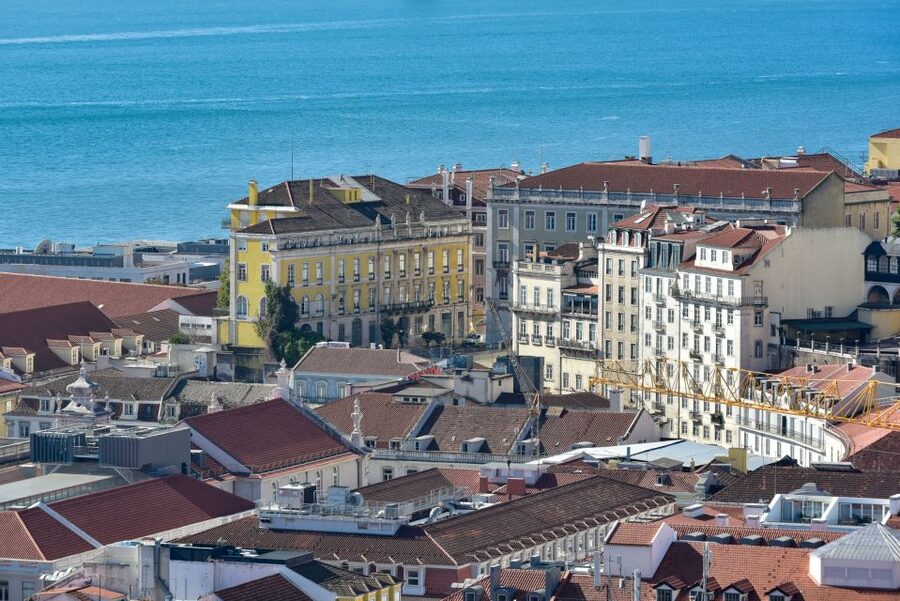 Burguês: Lisbon City Center Private Tuk Tuk Tour - Guides, language, and that helpful sense of humor
