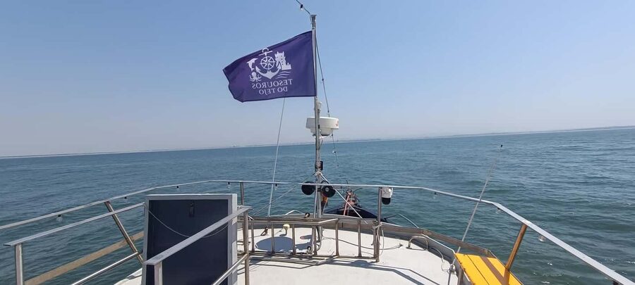Cascais Coastal Secrets: 90-Minute Cruise with Free Drinks - 90 minutes of Cascais coast, plus free drinks and real context