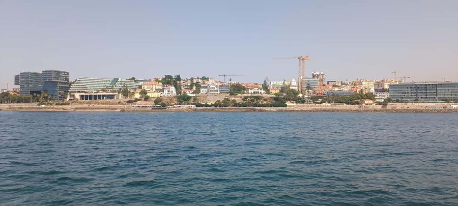 Cascais Coastal Secrets: 90-Minute Cruise with Free Drinks - Guides and onboard tone: what makes the commentary work