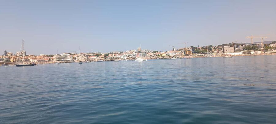 Cascais Coastal Secrets: 90-Minute Cruise with Free Drinks - Who should book this cruise, and who should skip it