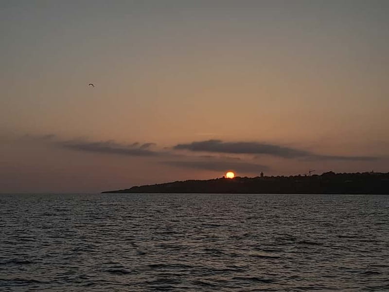 Cascais: Sunset Boat Trip with Welcome Drinks - Wheelchair accessible and family friendly, in real terms