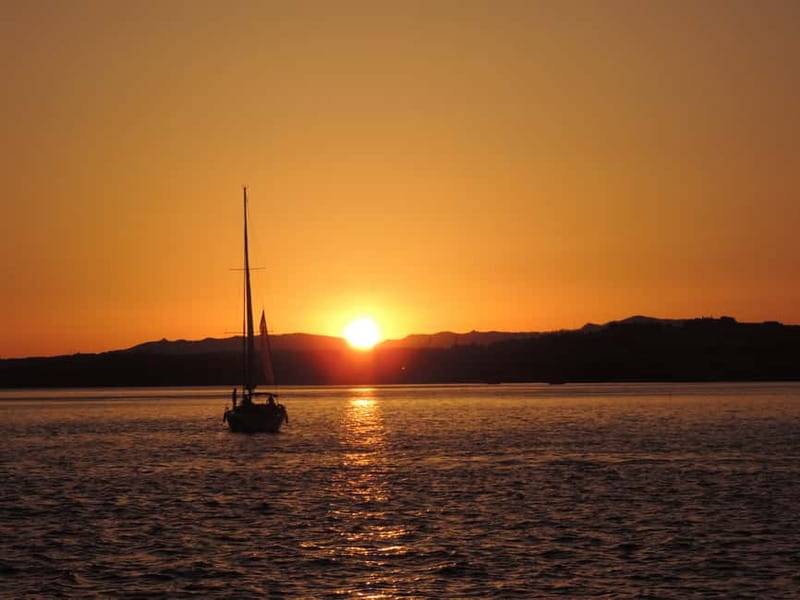 Cascais: Sunset Boat Trip with Welcome Drinks - Cruise route: from Cascais architecture to 007-style viewpoints