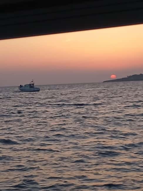 Cascais: Sunset Boat Trip with Welcome Drinks - Tamariz Beach photo stop: quick, bright, and well placed