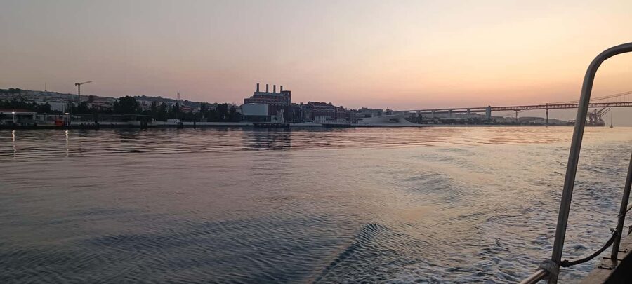 Cascais: Sunset Cruise to Lisbon with Open Bar - Fort Passes Along the Way: Barra and São Julião da Barra