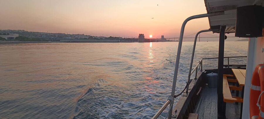 Cascais: Sunset Cruise to Lisbon with Open Bar - Ponte 25 de Abril: The Bridge Moment During Sunset