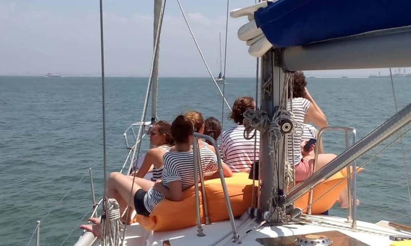 Cultural Sailing Tour in Lisbon - Welcome drink and guide narration in English and Portuguese