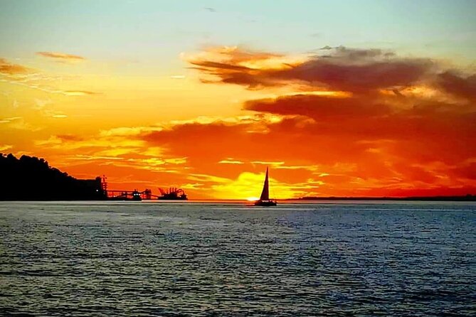 Daytime/Lisbon Sunset Boat with history and wine (small group) - Vinho verde and onboard comfort, the part that makes people relax