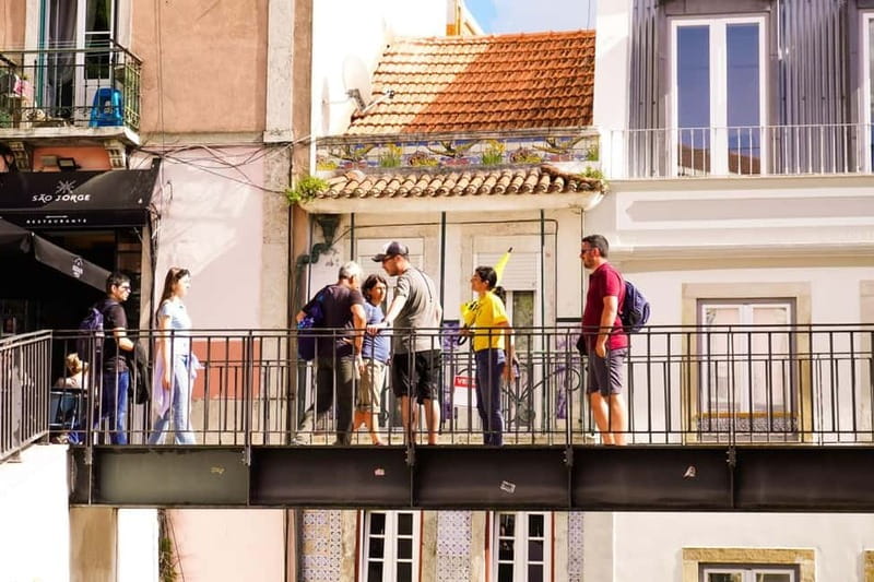 Discover Alfama with the Exterior View of São Jorge Castle - Key moments you will not miss