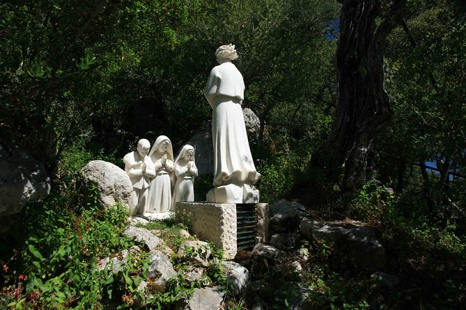 Fatima Experience® - Our Lady of the Rosary Basilica: Tombs and the Most-Visited References