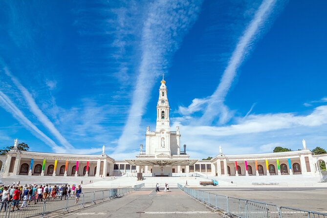 Fatima Sanctuary, Pena Palace & Nazare's Big Wave from Lisbon - Fátima: Guided Meaning Plus Lunch Free Time
