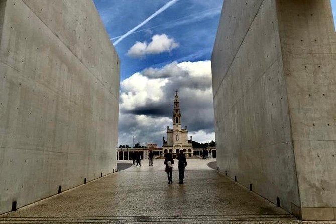 Fatima Tour + Batalha Monastery + Nazareth + Óbidos - Private Hotel Pickup and a Guide Who Keeps Your Tempo