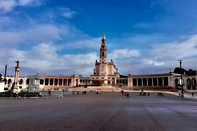 Fatima Tour + Batalha Monastery + Nazareth + Óbidos - Nazaré Coastal Views for World-Record Wave Watching