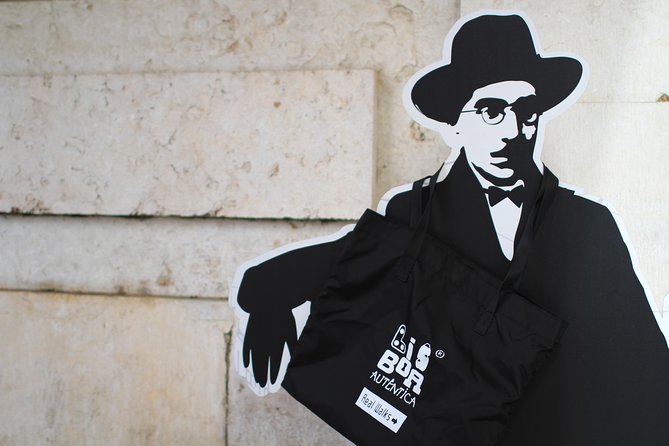 Fernando Pessoa Lisbon Walking Tour - Group Size, Guide Attention, and How to Use the English-Language Format