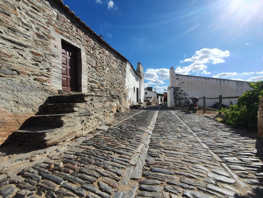 From Lisboa: Evora and Monsaraz Full-Day Tour - Évora Cathedral and Praça do Giraldo: the center of the action