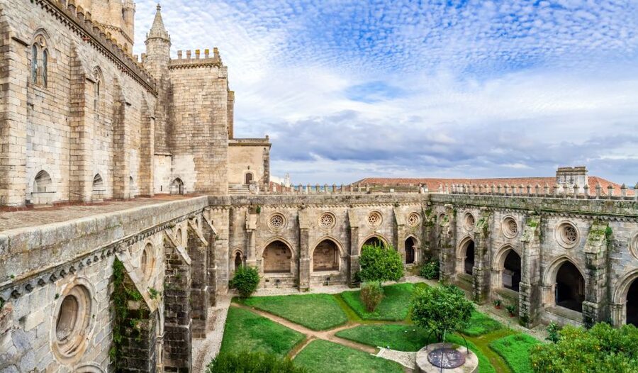 From Lisboa: Evora and Monsaraz Full-Day Tour - The municipal market pass-by: a practical way to plan lunch
