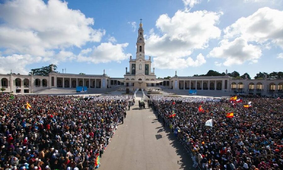 From Lisboa: Fatima, Nazare, Obidos & Batalha Full Day Tour - Óbidos medieval town: the walk, the walls, and ginjinha