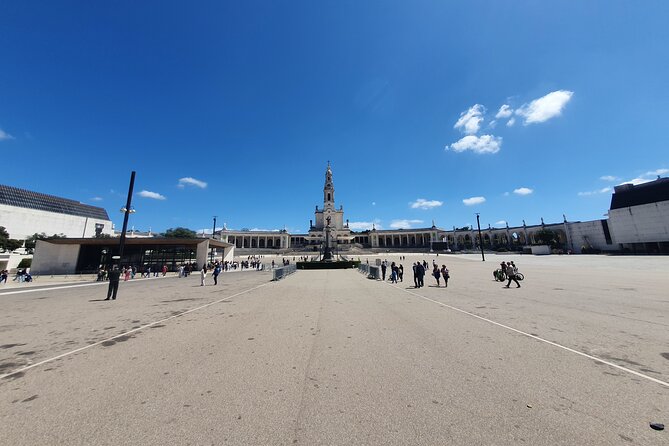 From Lisboa: Fátima, Nazaré, Óbidos & Batalha Private Tour - Praia da Nazaré and Lunch Time: Fresh Fish, Real Port Town Energy