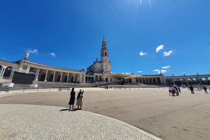 From Lisboa: Fátima, Nazaré, Óbidos & Batalha Private Tour - Óbidos Inside the Walls: Medieval Streets and the Ginjinha Call