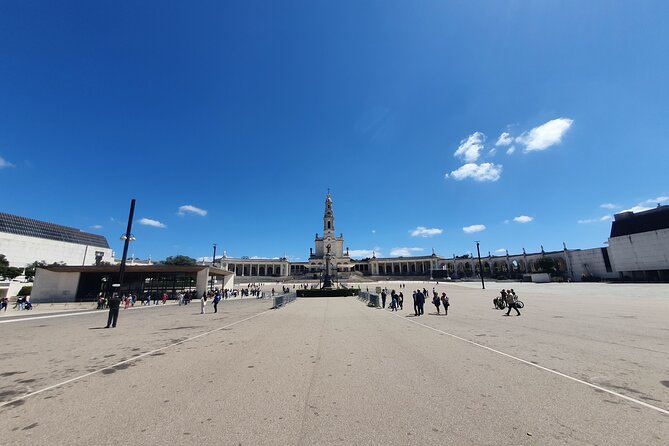 From Lisboa: Fátima, Nazaré, Óbidos & Batalha Small-Group Tour - Comfort, timing, and why the small-group size matters