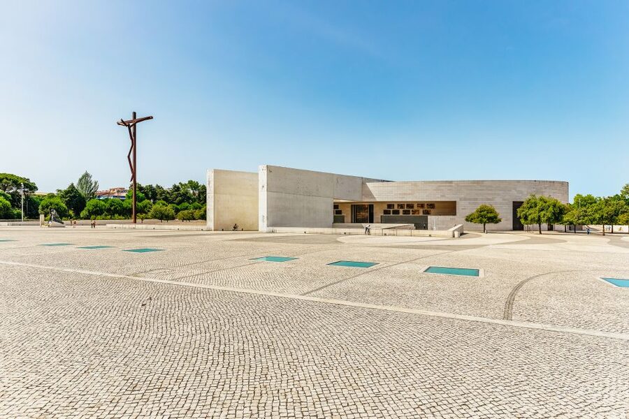 From Lisbon: Fatima Batalha Nazaré & Óbidos Small-Group Tour - Fátima Sanctuary and the Chapel of Apparitions