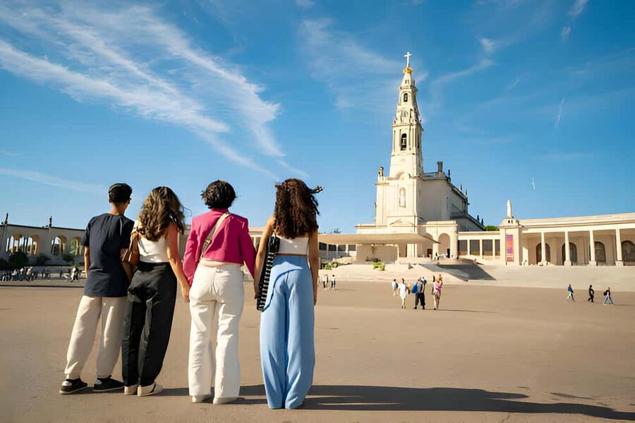 From Lisbon: Fatima, Nazaré, and Obidos Small Group Tour - Nazaré: Praia do Norte, the lighthouse, and old-school fishing culture
