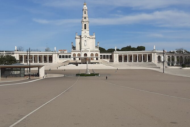 Garden of Peace Eden Park, Grutas, Fátima, Batalha, Nazaré,Óbidos - Grutas da Moeda caves: the natural break between architecture and pilgrimage