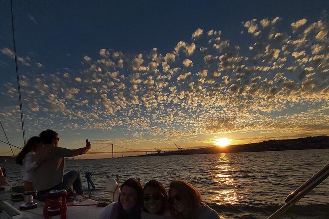 Golden Hour Boat Tour - Sailing by the Monuments with Wine - Practical tips so you enjoy the ride, not just watch it