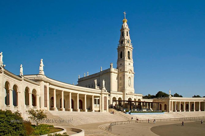 Half Day Fatima + Aldeia Pastorinhos Private Tour Departure Lisbon - Getting oriented at the Sanctuary of Our Lady of Fátima