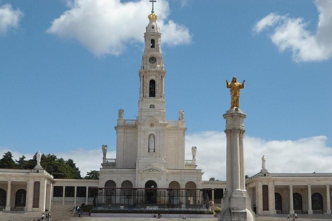 Half Day Fatima + Aldeia Pastorinhos Private Tour Departure Lisbon - Valinhos Sanctuary and Casa de Lúcia: the childhood context