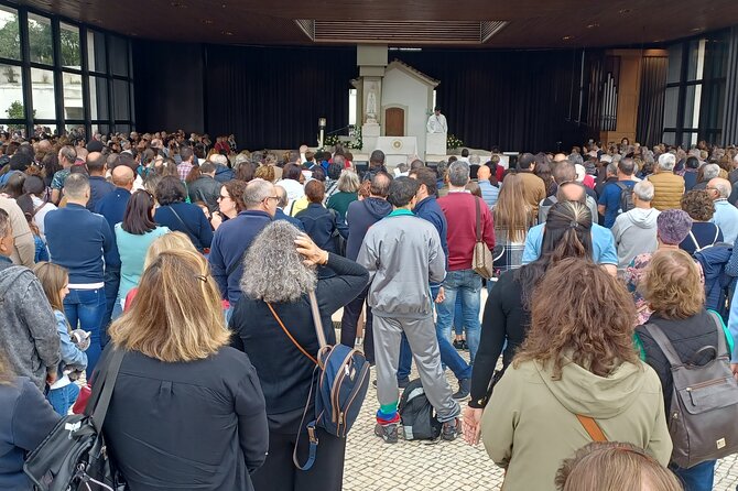 Half Day Santuario Fatima and Village of the Pastorzinhos small group - Basilica Of Nossa Senhora Do Rosário De Fátima: Tombs And The Shepherds’ Names