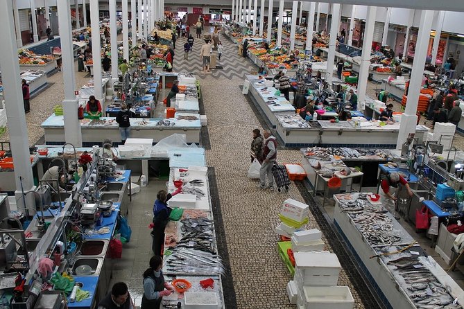 Historical and Natural Arrábida: Private Tour from Lisbon - Mercado do Livramento in Setúbal: seafood, azulejos, and local rhythm
