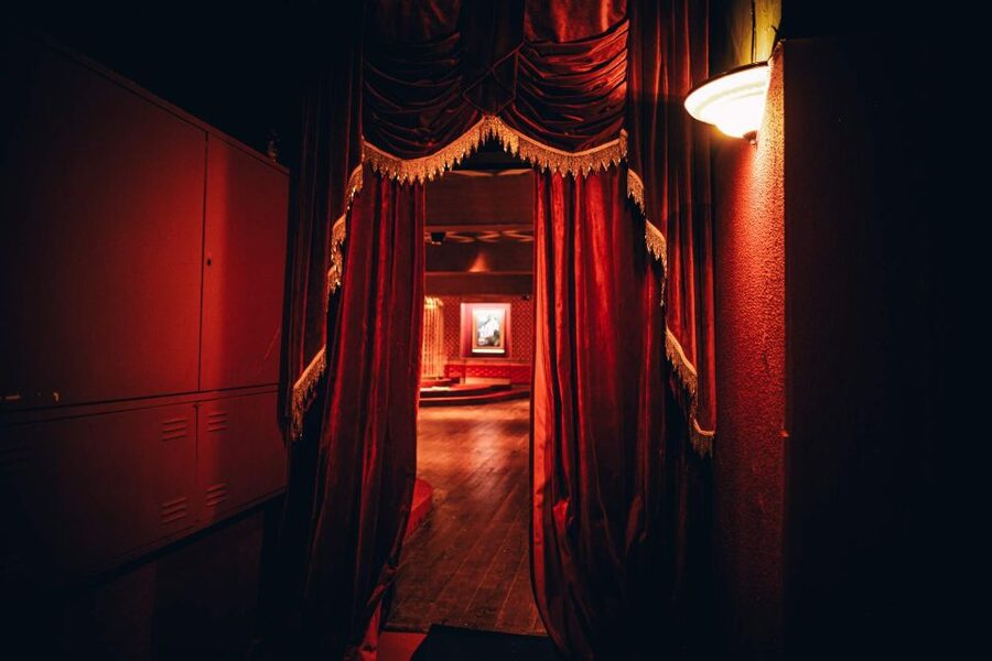 Lisboa - A Morte do Corvo, new immersive theatre, not spoken - Inside 25 rooms: Forest, Cabaret, and an Opium Den