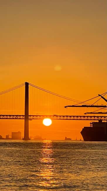 Lisboa:Sunset Sailing Tour at Tagus River with welcome drink - Almada views across the Tagus