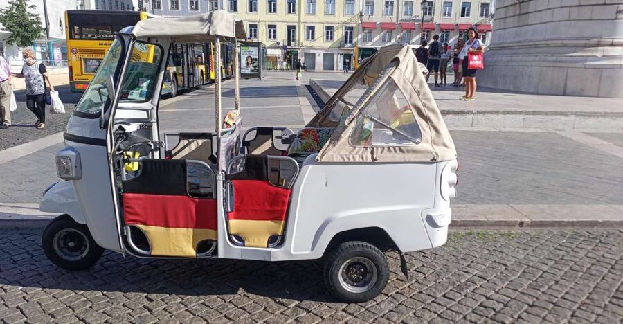 Lisbon: 1,5 Hours Historical Tuk Tour for Two Persons. - A 90-Minute Lisbon Shortcut Through the Tight Stuff