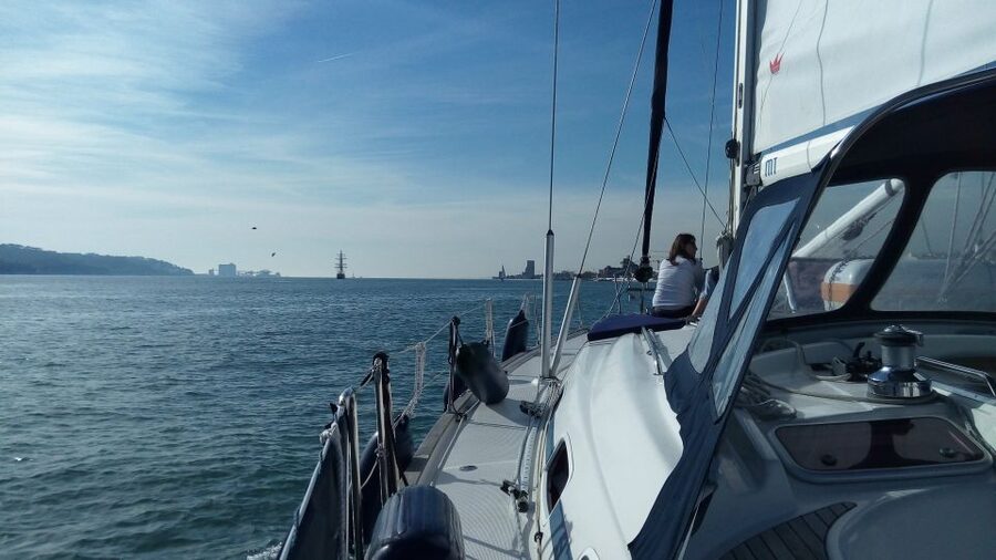 Lisbon: 2-Hour Sailing Yacht Cruise & Guided Tour w/2 drinks - Why a 2-hour Tagus cruise is the smartest sightseeing “starter”
