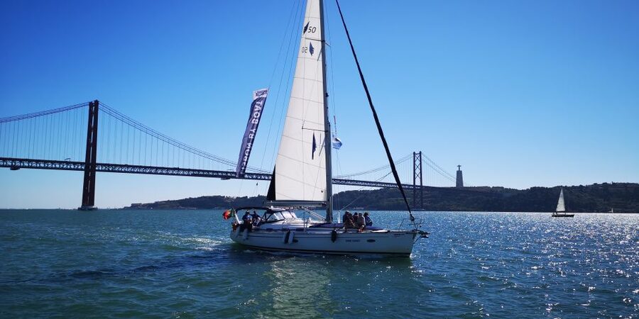 Lisbon: 2-Hour Sailing Yacht Cruise & Guided Tour w/2 drinks - Two drinks, one guided tour: how the narration changes the experience