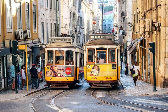 Lisbon 24 Hours Pass with Tram 28 Riding Ticket - Ticket pickup and the long-line reality for Tram 28