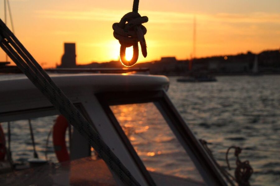Lisbon: 2H Sunset Boat Cruise Tour with Drinks - The drink plan: Moscatel welcome, Portuguese wine, and a bitter almond farewell